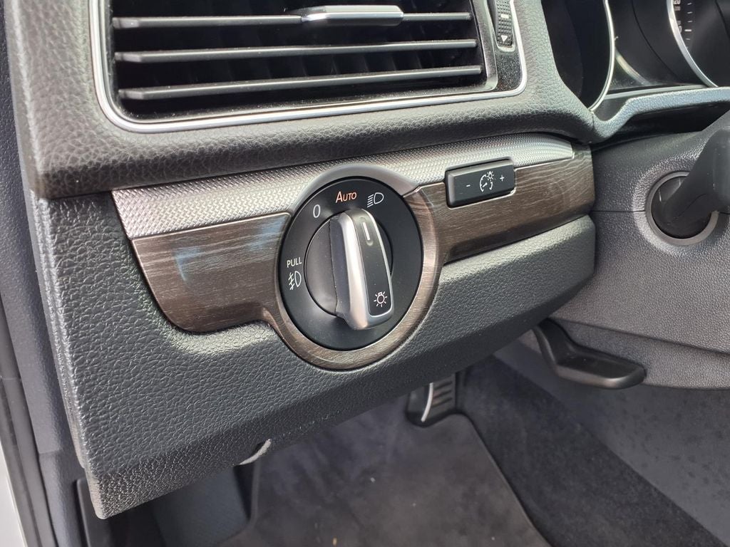 2018 Volkswagen Passat 2.0T SEL Premium