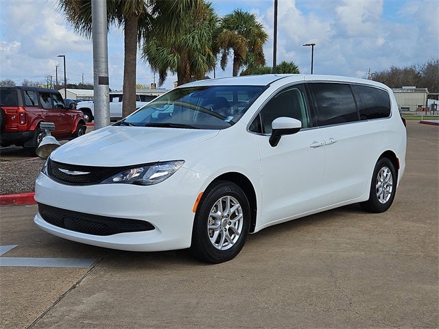 2023 Chrysler Voyager LX